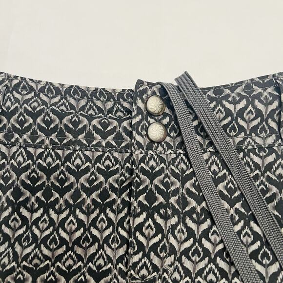 Athleta Skirt Womens Sz 8 White Black Pattern Active (A0129) - Picture 3 of 7